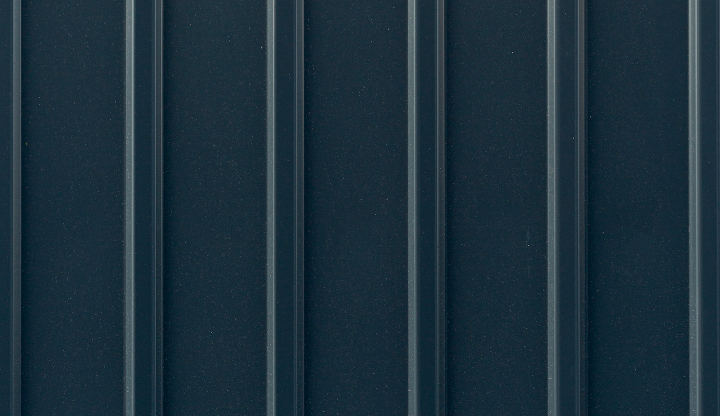 Profissionais da Amaral analisando componente de alumínio